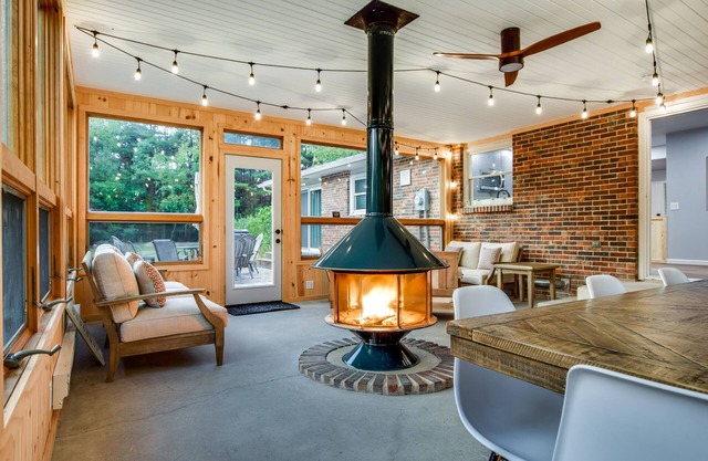 Fire Pit! Patio! Game Room! Hot Tub! Sun Room! Minutes to Baraboo & Dells