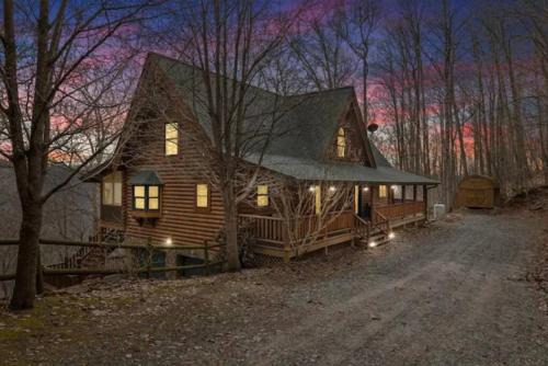 Firefly Lodge, hot tub, games, mountain views