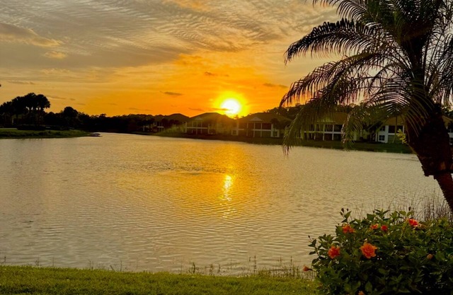 First Floor Coach Home with Breathtaking Sunsets Overlooking Lake in Hawthorne