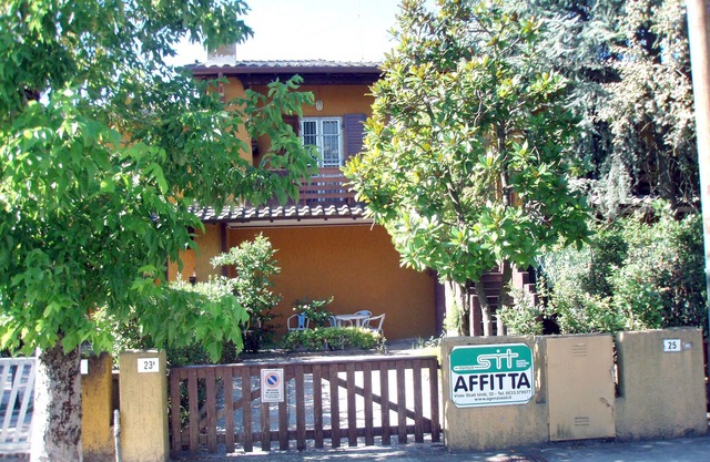 Villa en primera planta con jardín y plaza de aparcamiento a 150 metros. del mar