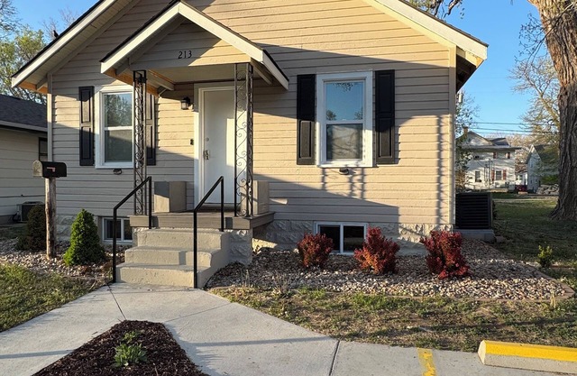 Spacious 5-bedroom house with WiFi, AC in fabulous Hays