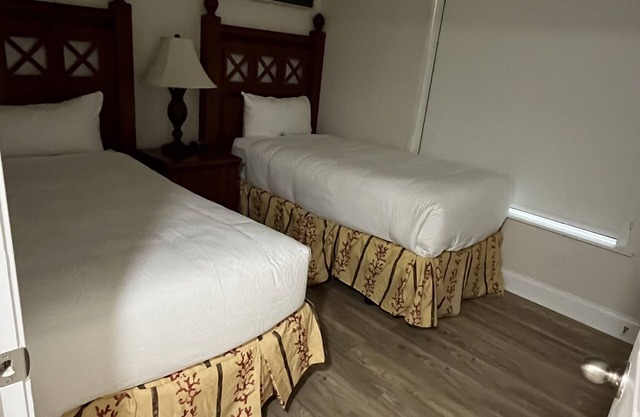 Five minutes from disney world! perfect for family sleeps up to 5-6 with balcony