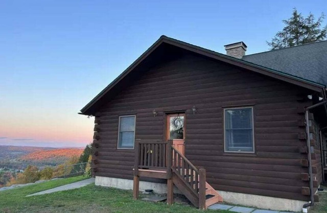 Flagview Lodge | Cabin w/Porch + Countryside Views!