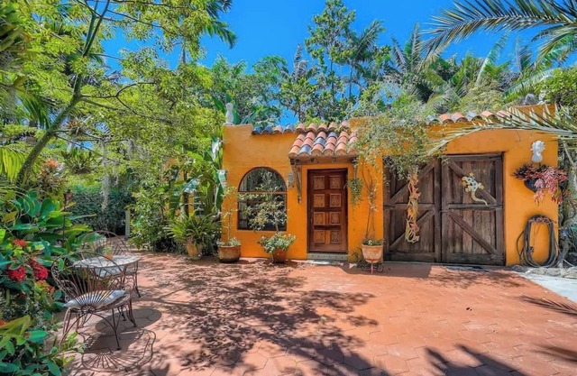 Flamingo Casita - Wander through a Garden Hideaway with Shared Pool