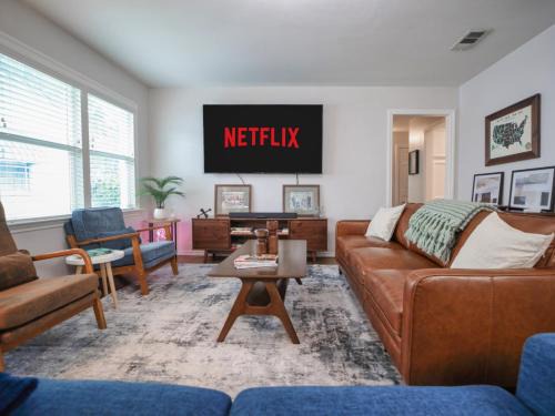 Flamingo Lane House - Entire House 3BD2BA w Peloton & Tesla Chgr