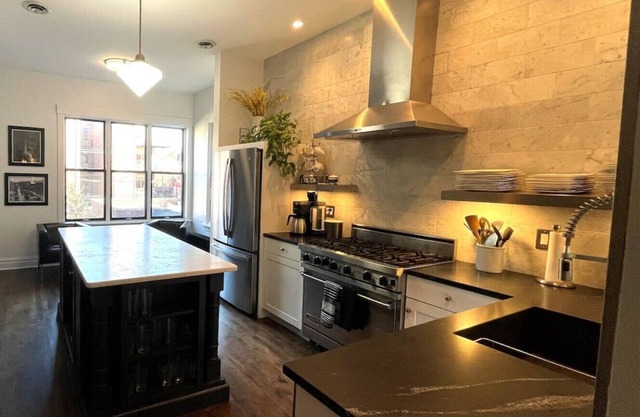 Flat in Lincoln Park 2-Flat Central to Everything