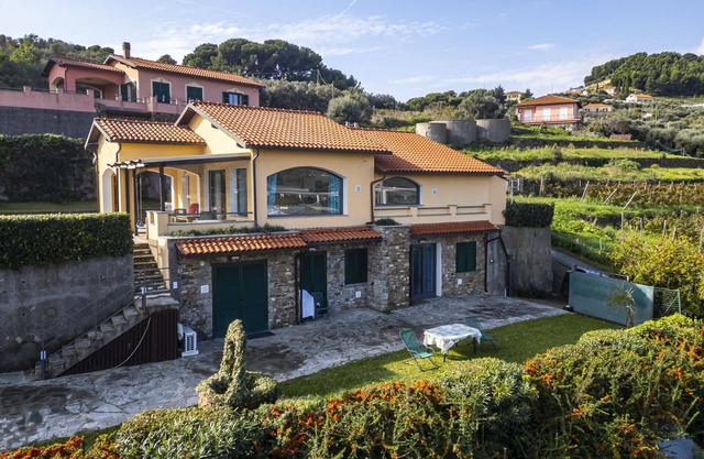 Flat in villa with garden