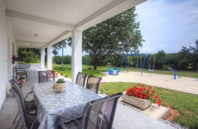 Piso con gran jardín, zona de juegos