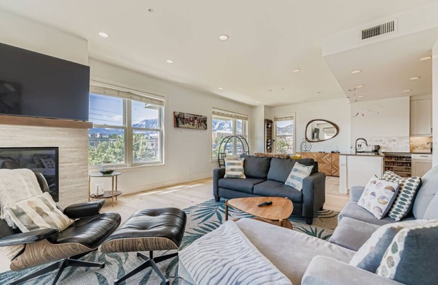 Flatiron View 2BR with Rooftop Pool