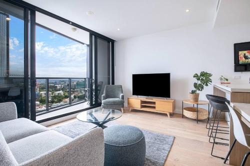 Flatiron Vista - Urban Resort near River and Nightlife