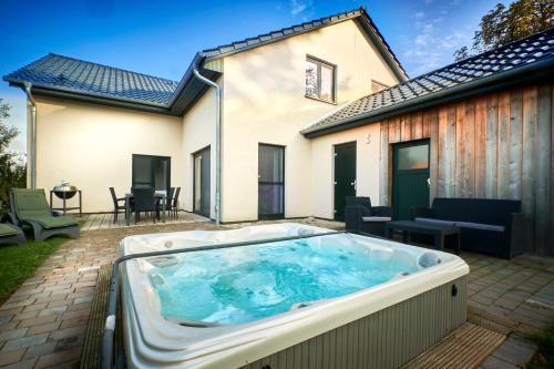 FLEESENTRAUM Villa Silbermöwe - Luxushaus - Ideal für Familien - Whirlpool Sauna Kamin Garten - Hunde willkommen!