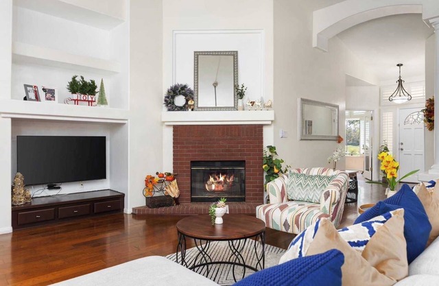 Flexible Stays Await! Pet-Friendly Home with Garage & Cozy Workspace Here #41844