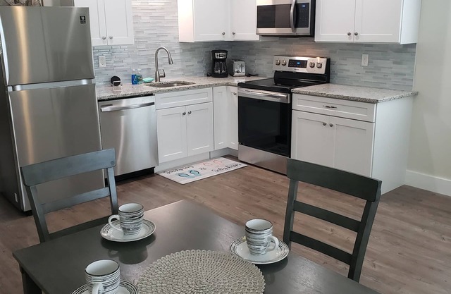 Flip Flop Life , 1 br/ 1 ba for families up to 3 , short walk to the beach !