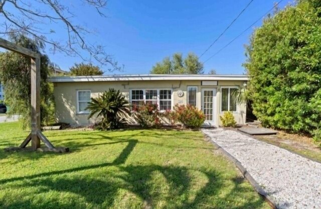 Flip Flop Paradise (2-Bedroom Cottage) by RedAwning