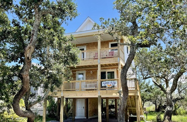 Flippy Flop: New construction on a canal. Marsh views.