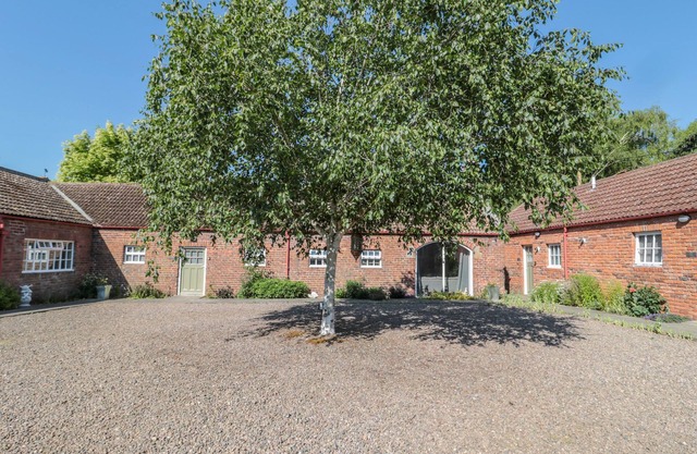 FLODDEN, pet friendly, character holiday cottage in Cornhill-On-Tweed