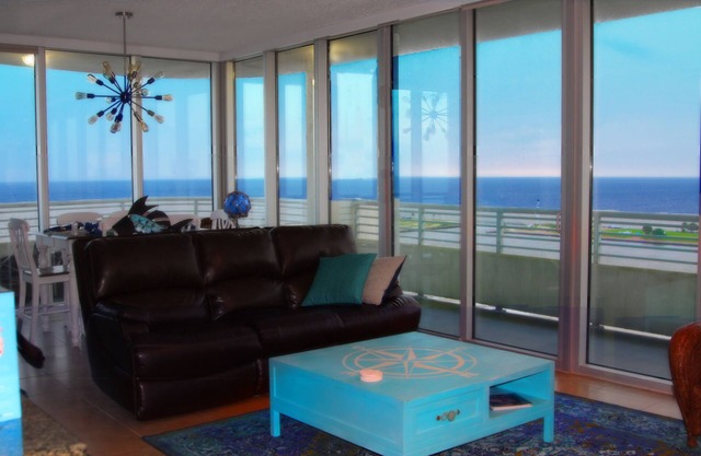 Las ventanas del piso al techo tienen vistas a las prístinas playas blancas del Golfo de México