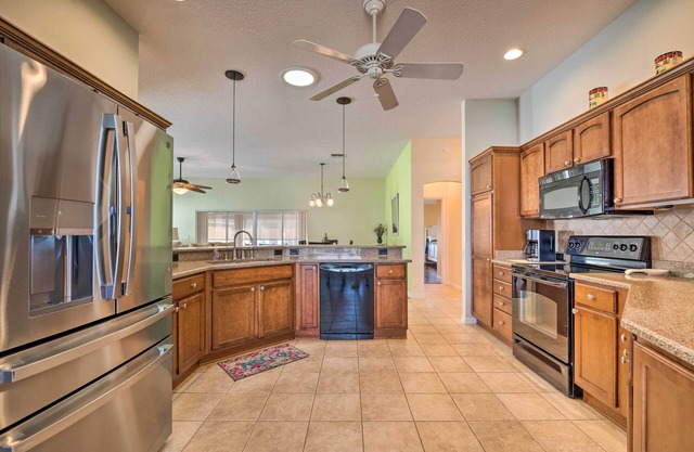 Florida Escape w/ Lanai ~1 Mi to Golf Course