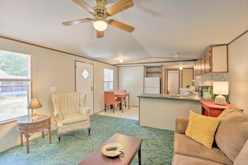 Florida Getaway, 14 Mi to Royal Springs!