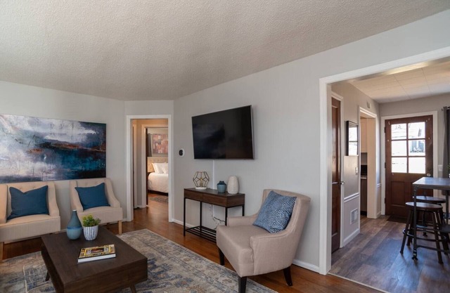 Floyd Retreat - 1 block to downtown Overland Park