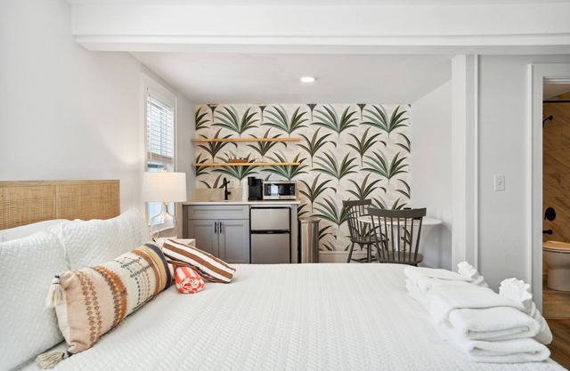 Folliday Inn- The Falls Flyer: Room 14