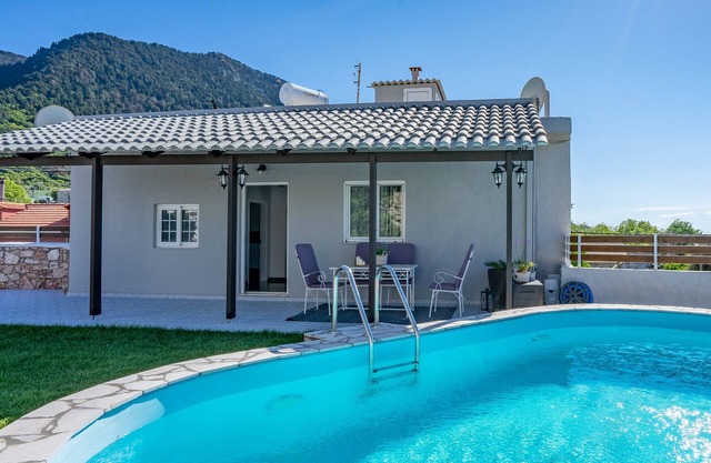 Villa privada de lujo en Fontana con piscina cerca de la playa y vistas al mar en Mountain Villag