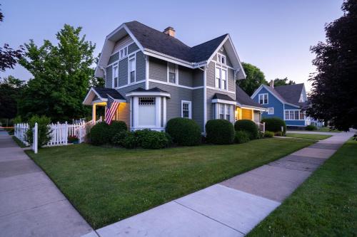 For Pete's Sake - private pickleball court & 2 blocks to beach!