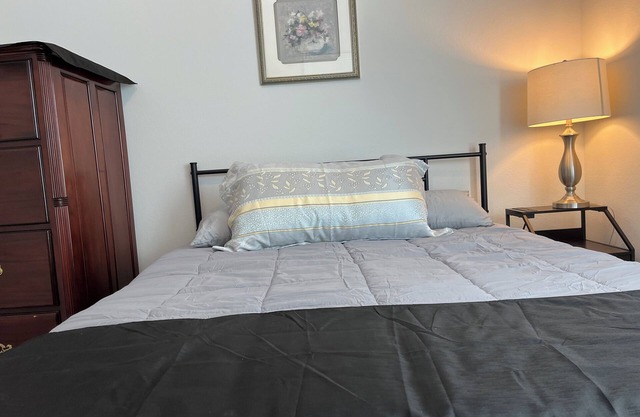 Terrific 4BR 2Bath new house, AC in Conroe King bed in Master and 3 Queen beds!