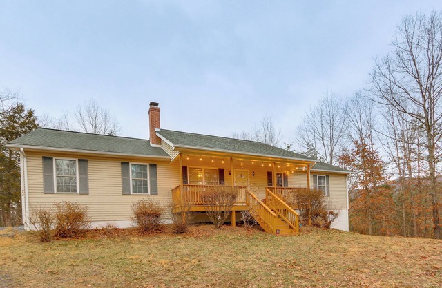 Forest Views, Deck & Fireplace: Fort Valley Escape