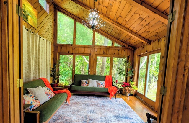 Whispers of Nature: Spacious 4BR Nature Escape /Sleeps 15/Fishing & Hiking