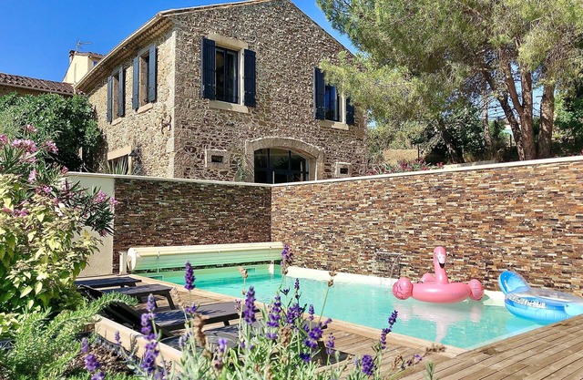 Antigua fragua reformada con piscina, aire acondicionado y servicios de lujo.