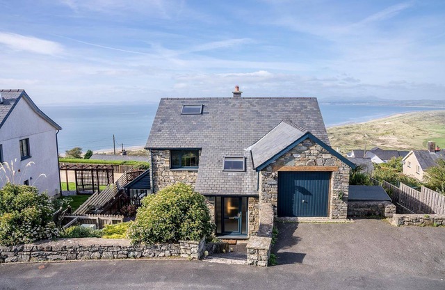 Four Bedroom Holiday Home With Views Over Cardigan Bay | Ty-Mari