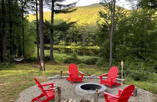 Four season escape w/ woodstove, firepit & mountain views
