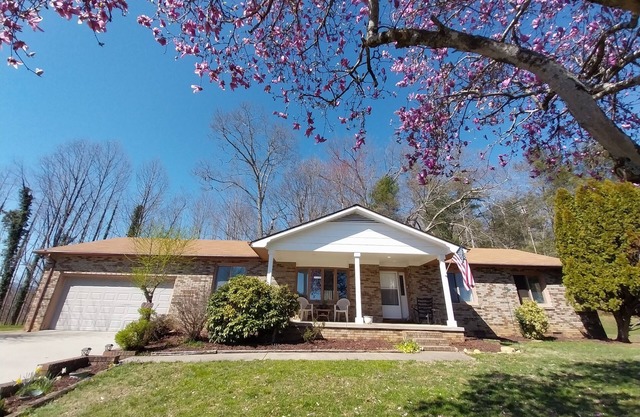 Four Seasons, Mills River