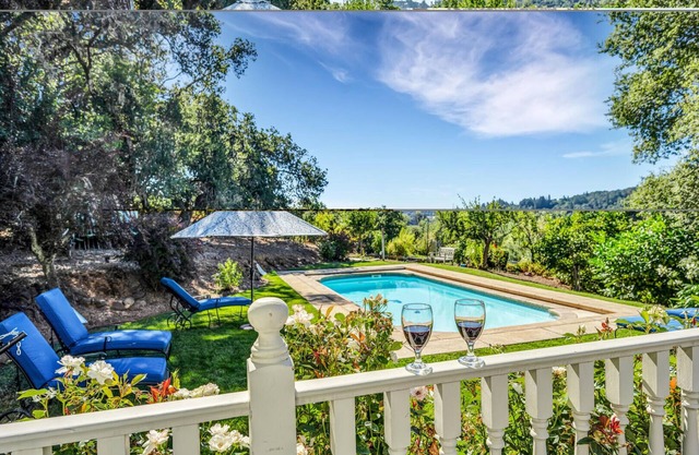Four Sisters Escape sleeps 10, Healdsburg pool