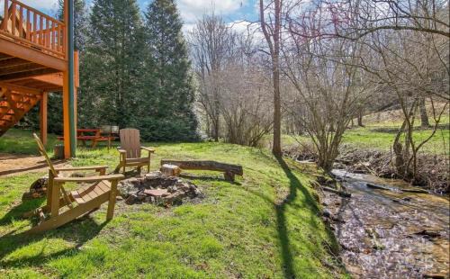 Fox Creek Cabin 3: Creekside Cabin in the Smoky Mountains!