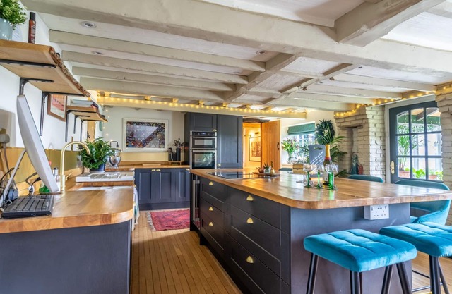 Fox Farm - a premium stay that sleeps 8 guests in 3 bedrooms