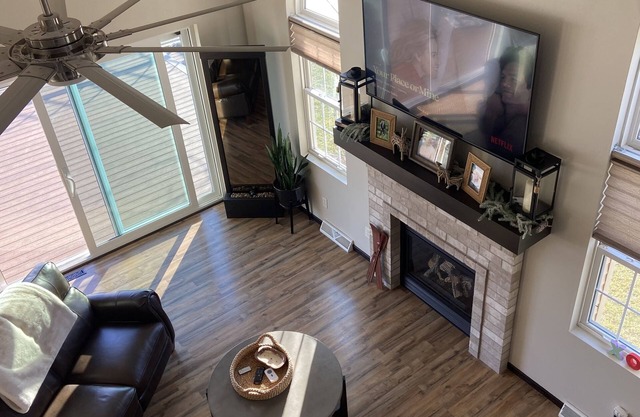 Fox River Townhouse- 3 Miles from EAA Grounds