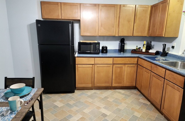 Foxon House centrally located just outside of New Haven