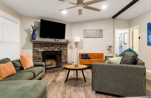 Franklin 4BR Escape, BBQ, Fire Pit, Sleeps 15