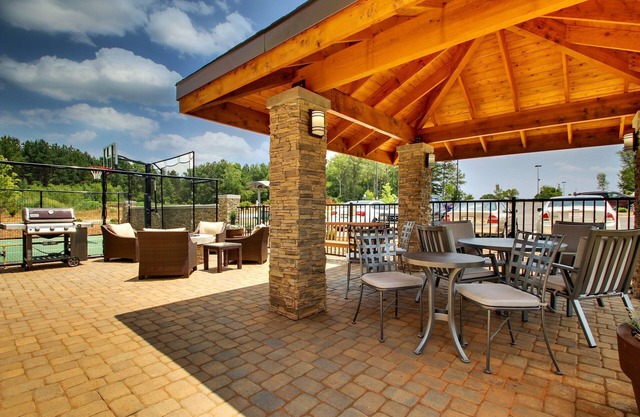 Free Breakfast Buffet. Indoor Pool. Close to Winthrop University!