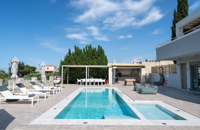 FREE Breakfast, heated Pool, Pool table,Playground, Ping Pong & Football table!