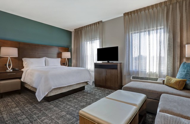 Desayuno gratis. Piscina. Barbacoa compartida. Gimnasio. ¡Cerca del centro de convenciones de Overland Park!