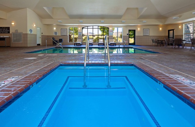 Free Breakfast. Pool & Hot Tub. Close to Napa Valley Wine Country.