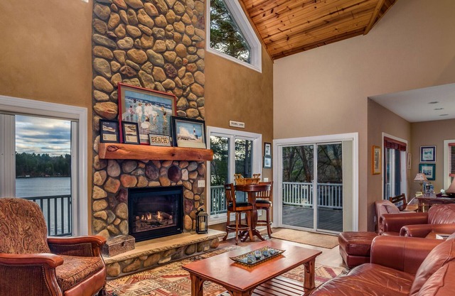 Gorgeous Lake home w / Game Room Fireplace WKENDS 2 nts w / 3rd WiFi Slps 18