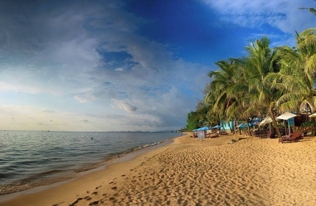 Free shuttle to the airport and mall