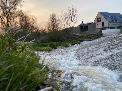 Freistehendes Ferienhaus Renkenmühle näher kann man am Wasser nicht wohnen