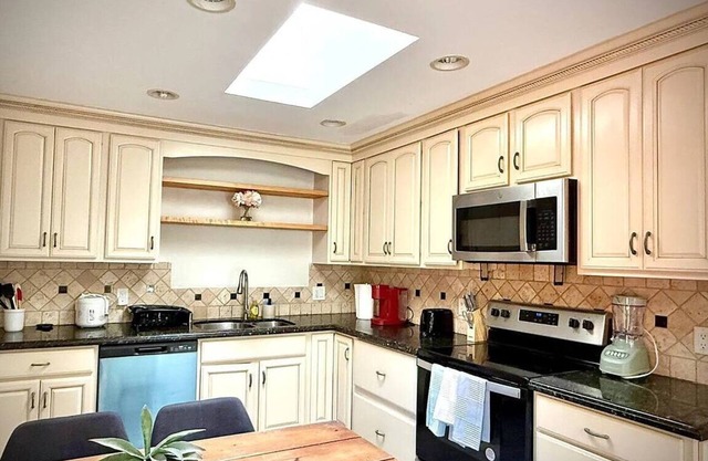 Fremont - 6 bedroom 3 bath