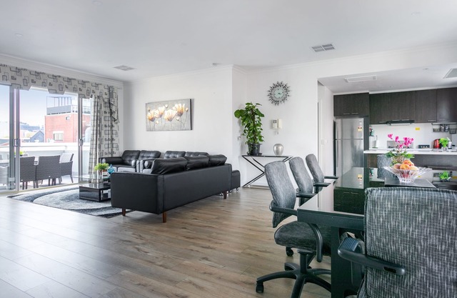 residencia ejecutiva masiva en el límite con la ciudad