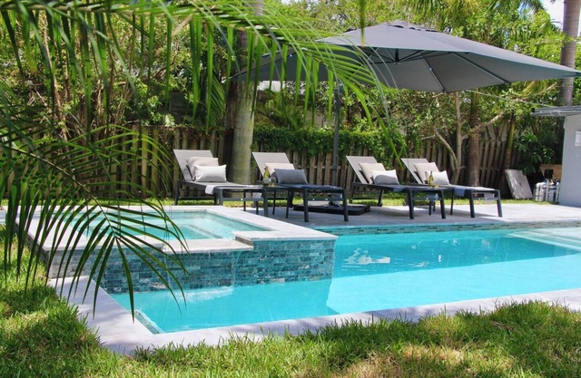 Friendly Fox- heated pool and spa-Downtown & Beach